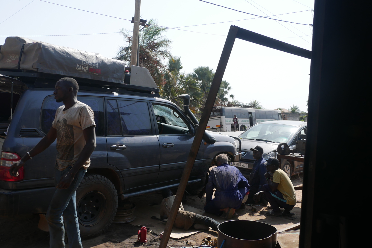 Adriaan helpt bij demontage Adriaan helpt bij demontage
