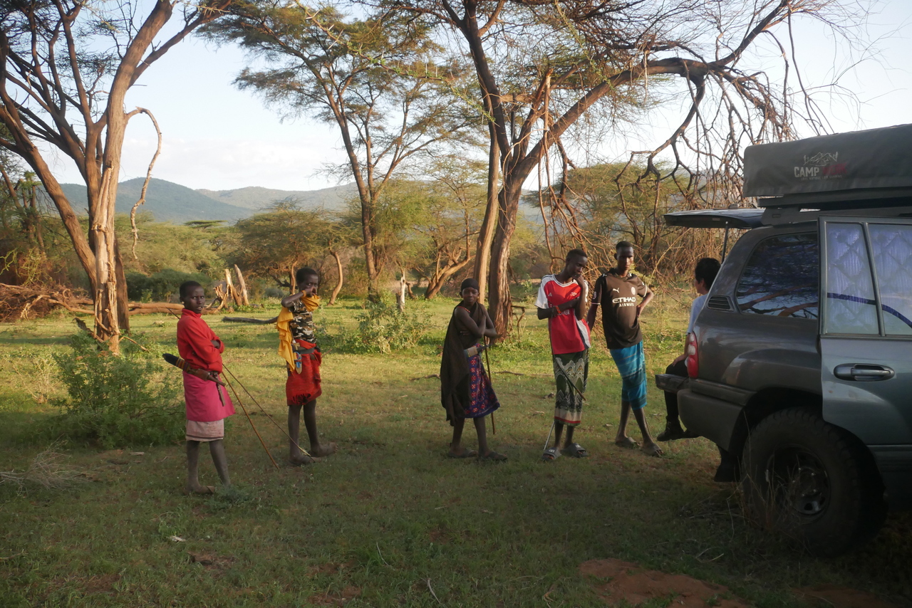 Wildkamperen in Kenia: lokale stam op bezoek