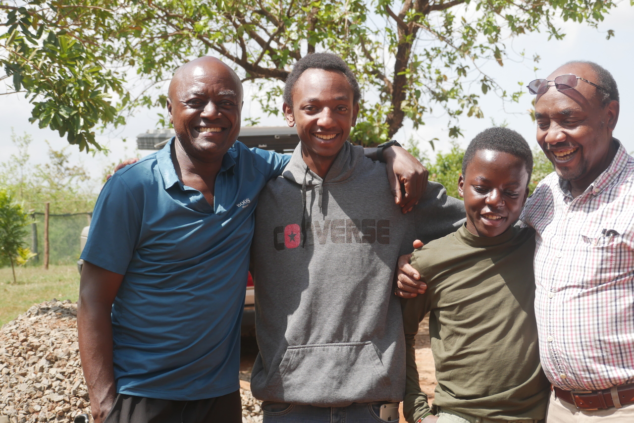 De beide Ken's met hun zoons