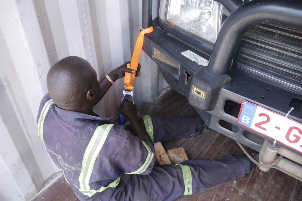 Auto vastgezet in container