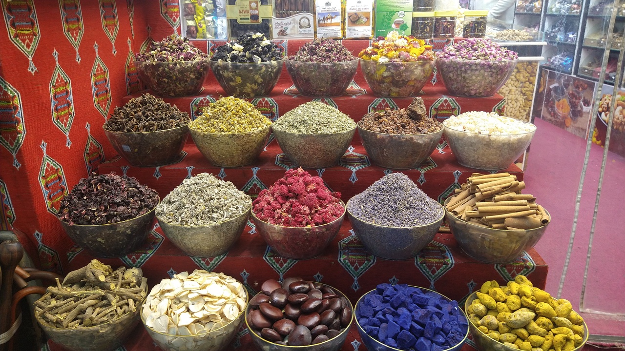 Kleurrijke waren in de Souq