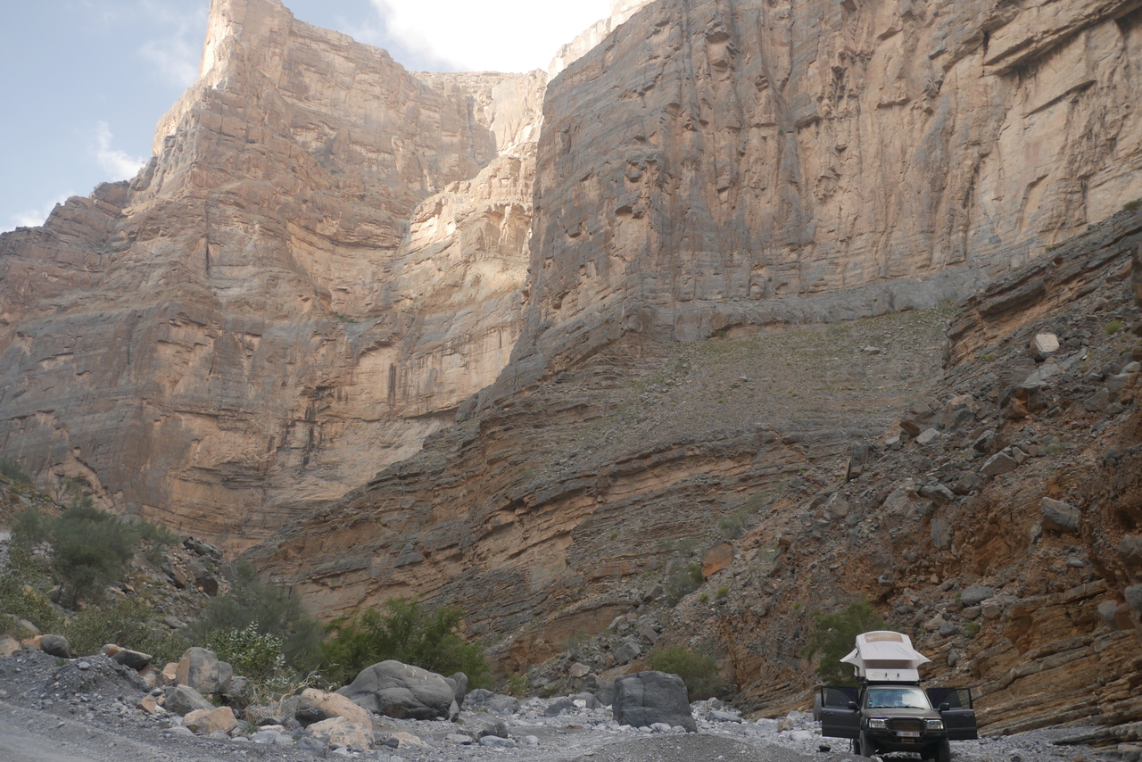 Wildkamperen in een diepe vallei